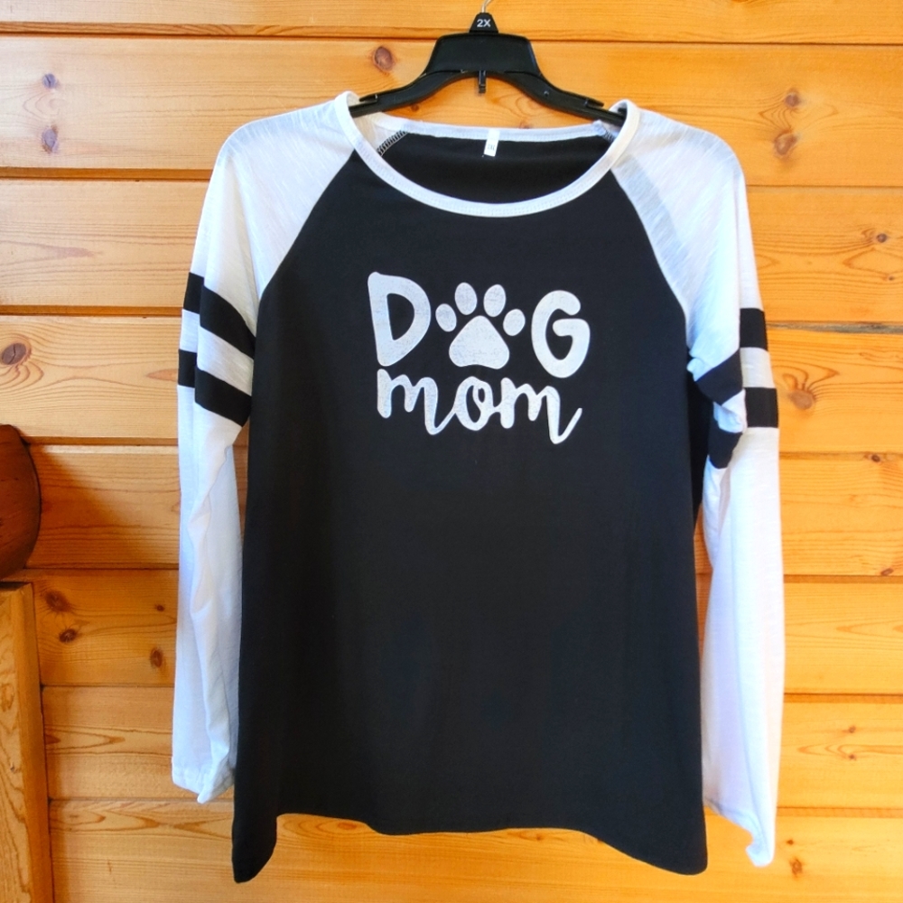 NWOT- Jersey-style Tee, Dog Mom 🐾